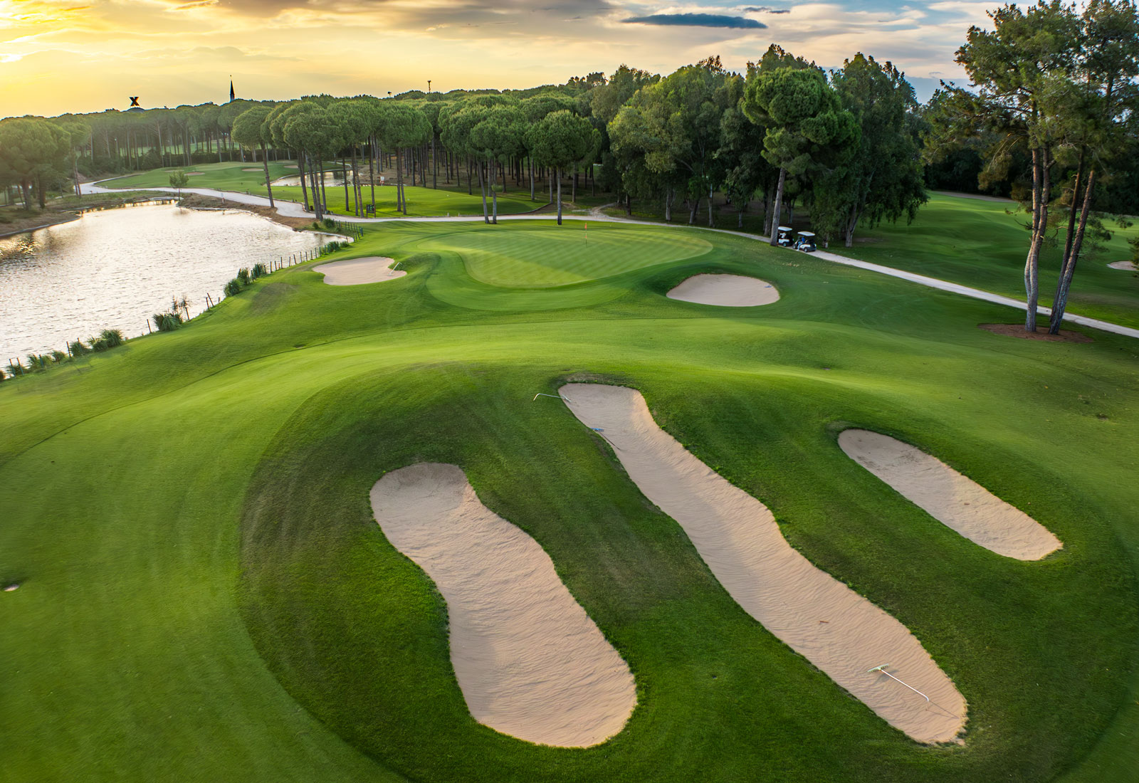Luftaufnahme des SUENO Hotels mit Golfplatz und Pools