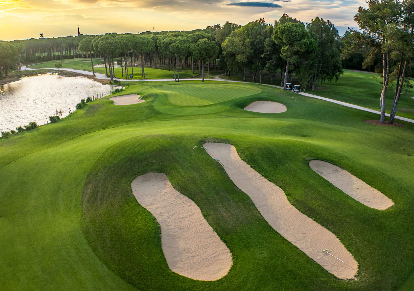Luftaufnahme des SUENO Hotels mit Golfplatz und Pools